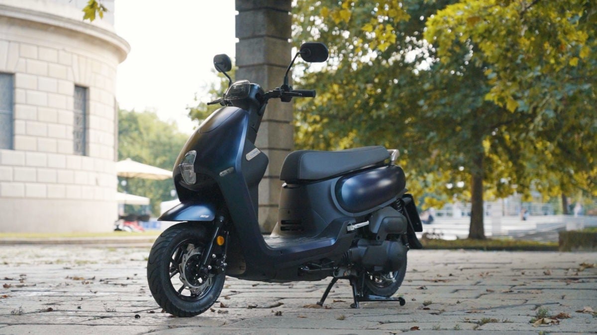 Leggerissimo, pratico e non consuma niente: ecco il SYM Colibrì 125, un nuovo peso piuma per la città